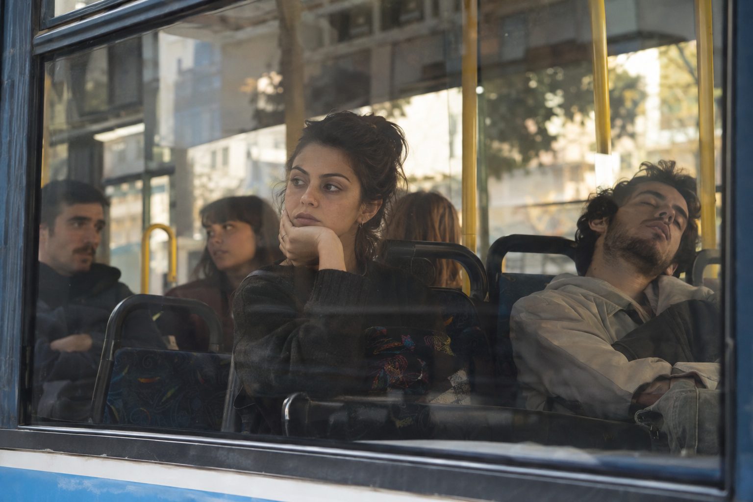 Ζώδια γύρω από ένα διαμέρισμα με δύο συγκατοίκους στην κουζίνα, απεικονίζει τον χειρότερο συγκάτοικο.