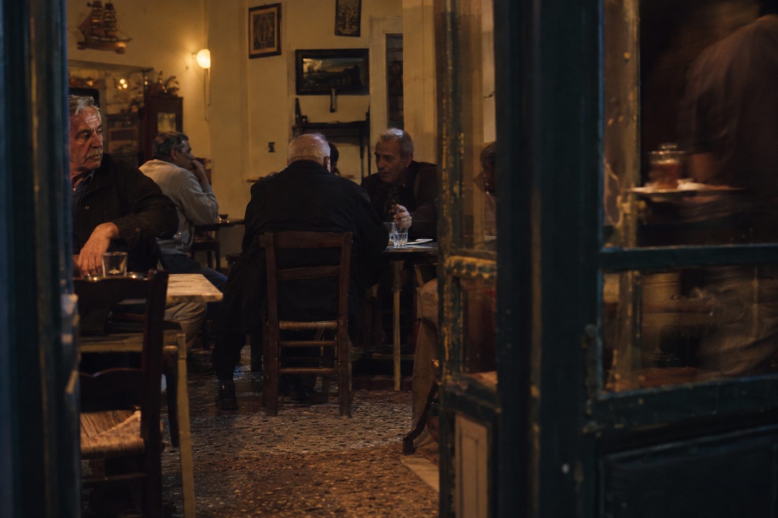 Άνθρωπος κοιτάζει οθόνη με σημειώσεις και εικονίδια μνήμης, συνδέοντας τη λεπτομέρεια με το θέμα της μνήμης.