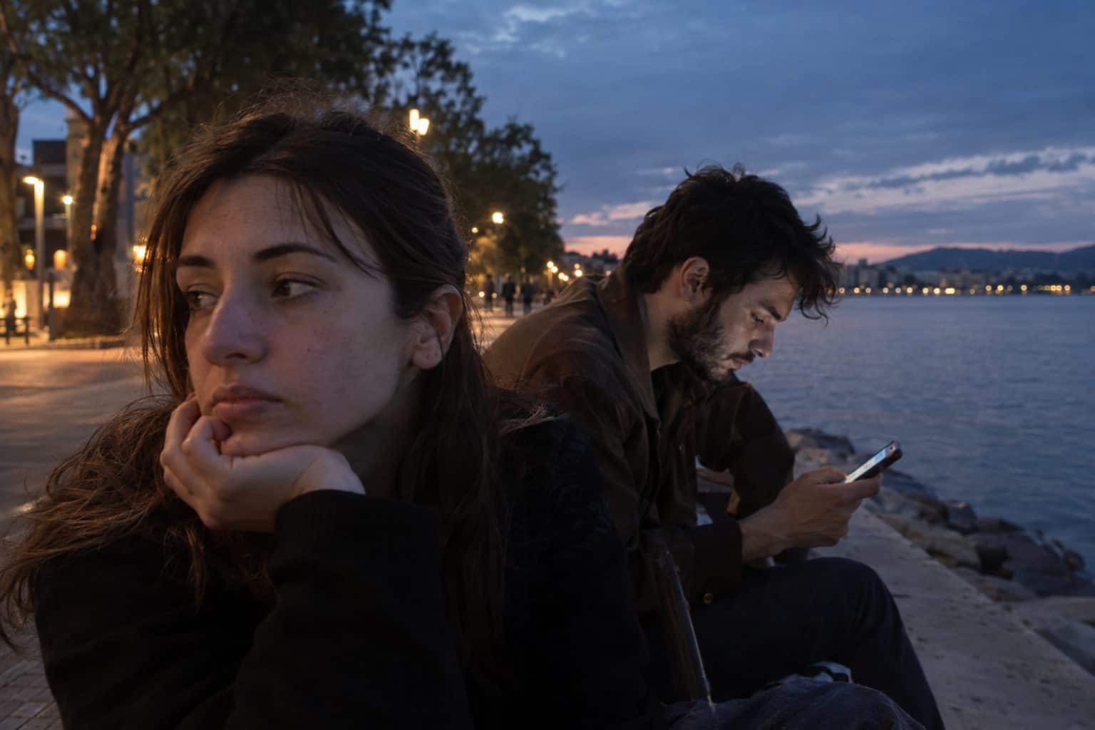 Άτομο κρατά κινητό μπροστά του, βλέπει μήνυμα από chatbot, υπενθυμίζοντας όρια στην επικοινωνία.