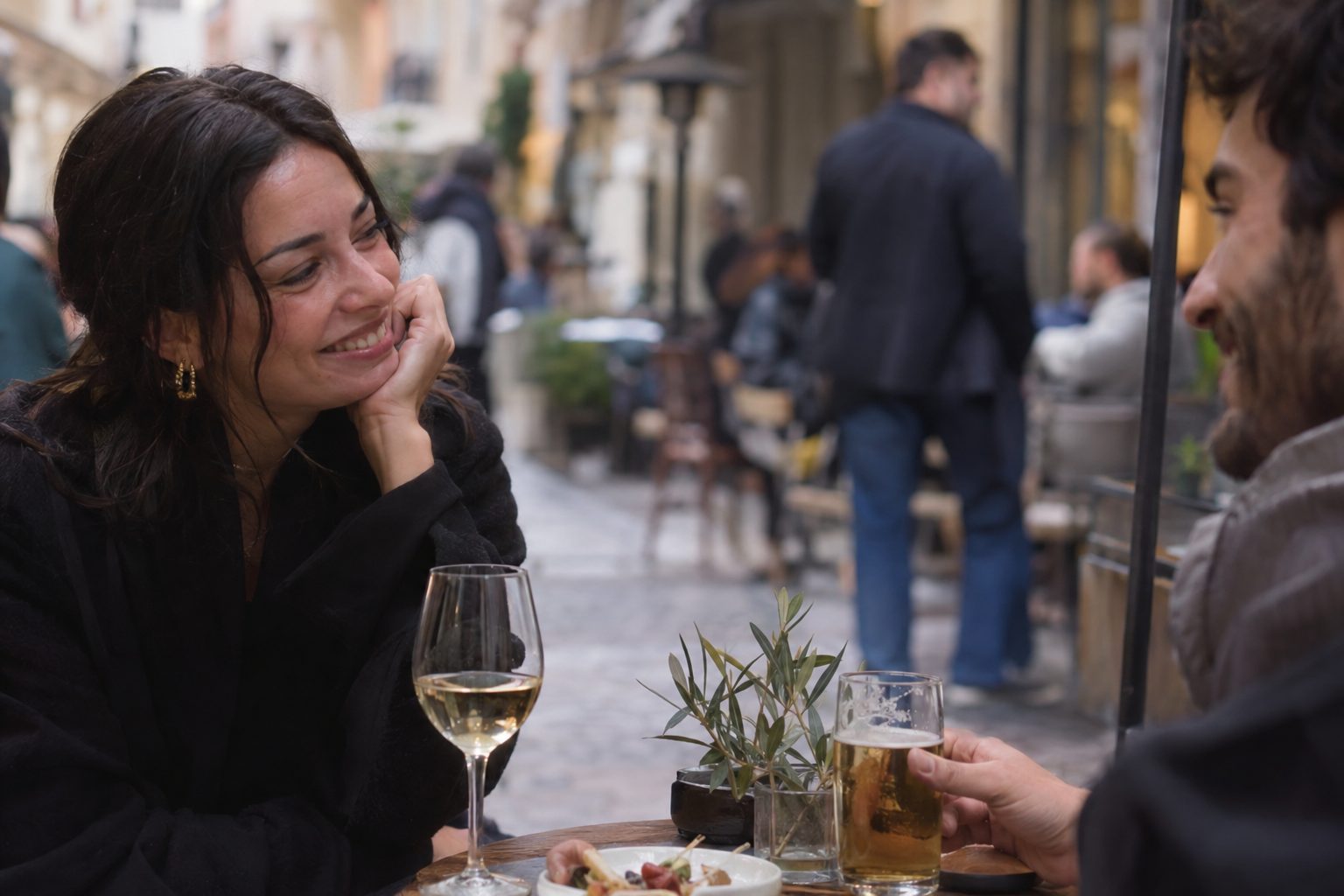 Δύο άτομα σε ραντεβού σε τραπέζι με ποτά και νερό, ποτήρια και μπουκάλια ορατά, υπενθύμιση κανόνα 0 έως 2.