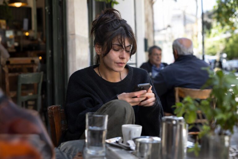 Άνθρωπος στέλνει μήνυμα στο κινητό, εμφανίζεται Υδροχόος και αστέρια, συνδέοντας στυλ με επικοινωνία.