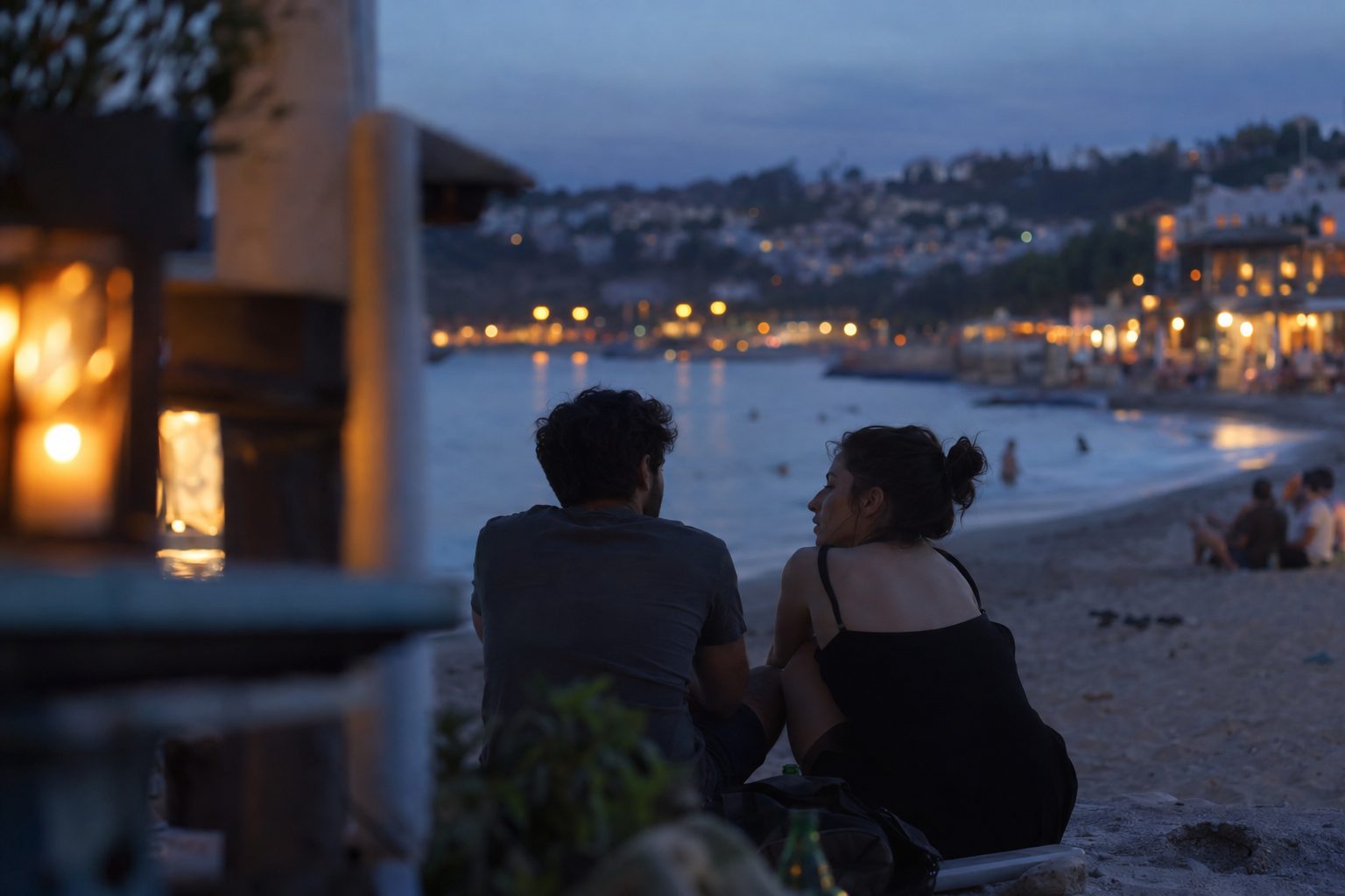 Ζευγάρι κάθεται σε παραλία με πετσέτες και αντηλιακό, μοιράζεται πρακτικές συμβουλές ασφάλειας για ραντεβού.