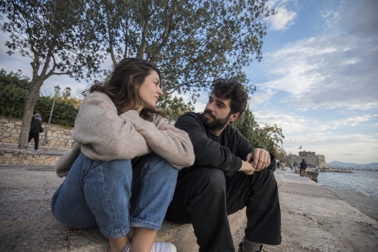 Σύμβολα Αιγόκερω και Ιχθύες σε φόντο ήρεμων χρωμάτων, συνδέουν αγάπη, όρια και πρακτικές συμβουλές.