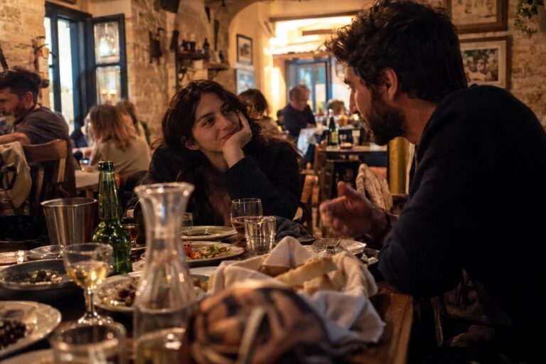 Ζωδιακά σύμβολα Αιγόκερω και Ιχθείς με καρδιά ανάμεσά τους, συμβολίζουν αγάπη, όρια και πρακτικές συμβουλές.