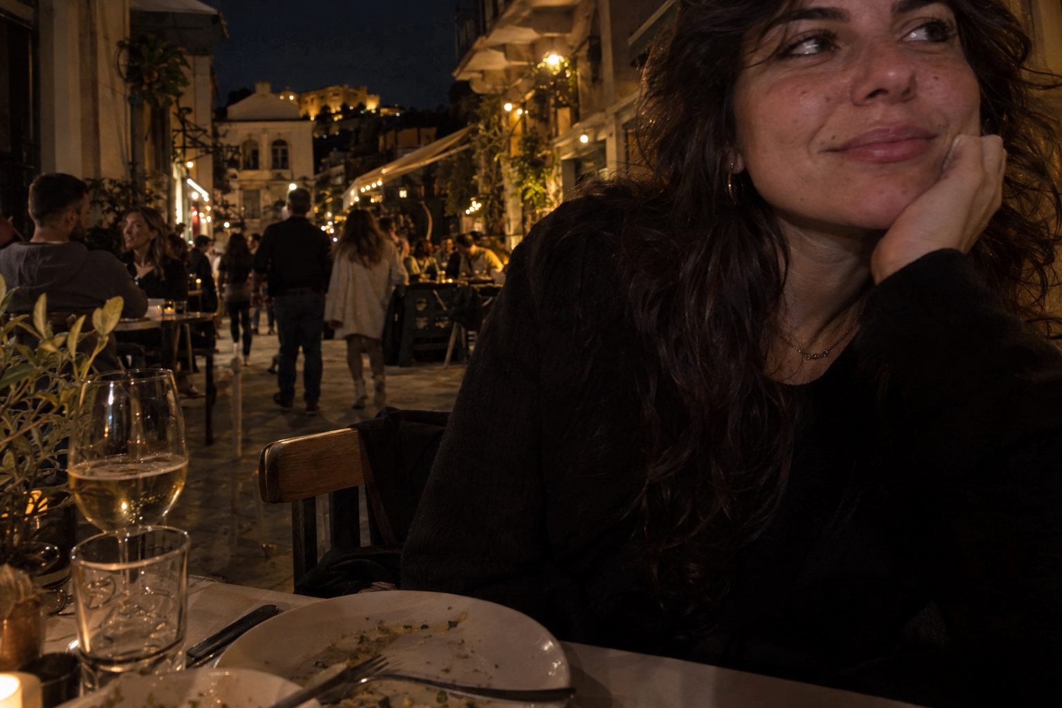 Άτομο κρατάει λίστα ελέγχου με σχέσεις, οικονομικά και ρουτίνες για ασφάλεια.