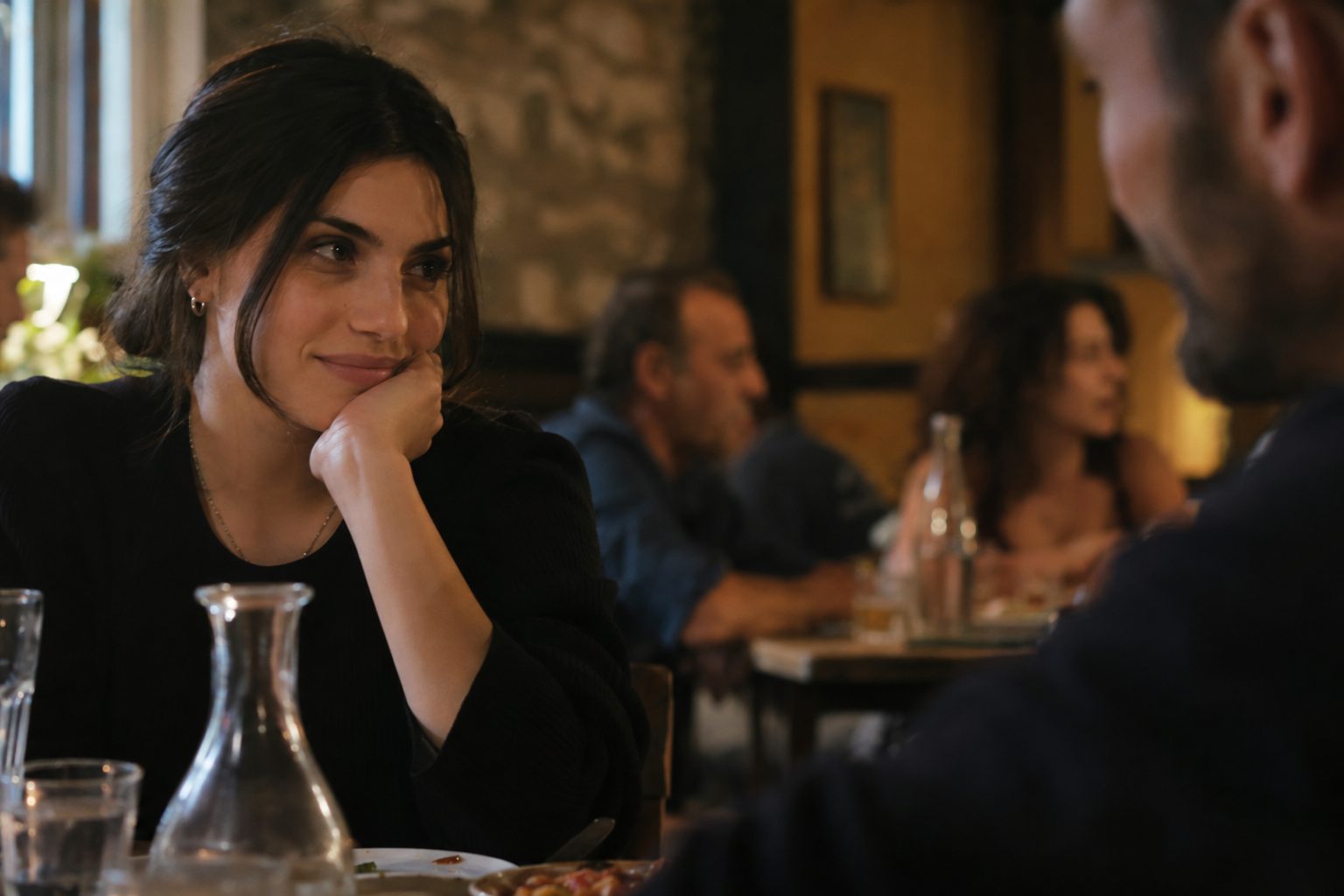 Δύο άτομα με κινητά βλέπουν οθόνες συνομιλίας, εικονίδια απορρήτου, ασφάλειας και συγκατάθεσης.