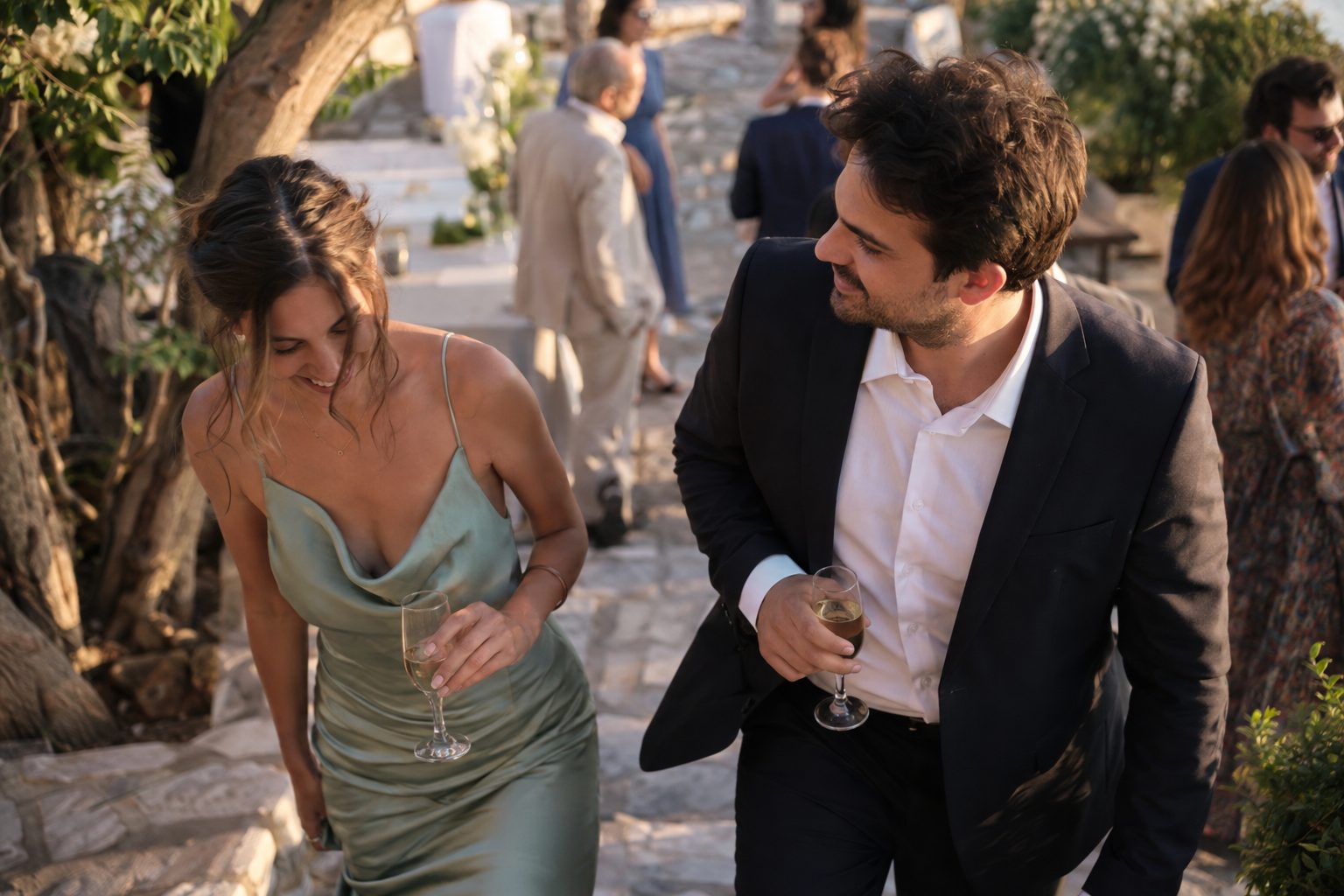 Ζευγάρι σε γάμο ή βάφτιση ανταλλάσσει διακριτικά βλέμματα και ήρεμα χαμόγελα, συνδέοντας το φλερτ με το θέμα.