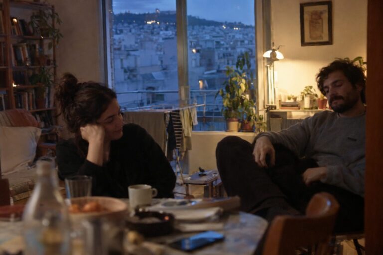 Άτομο κάθεται μπροστά σε laptop, ανοιχτό σημειωματάριο και κούπα καφέ, βλέμμα εστιασμένο, συνδέει το θέμα με το να διακρίνεις πραγματικό ενδιαφέρον από βαρεμάρα.