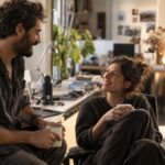 Άτομο σε καφέ, ανοιχτή στάση και χαμόγελο, αντιπροσωπεύει σημάδια συναισθηματικής διαθεσιμότητας για σχέση.