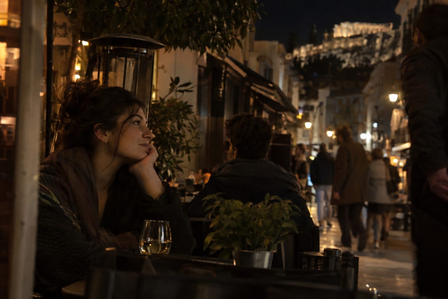 Άτομο στον υπολογιστή γράφει το πρώτο μήνυμα για dating, LinkedIn και email, με εμφανείς συνομιλίες.