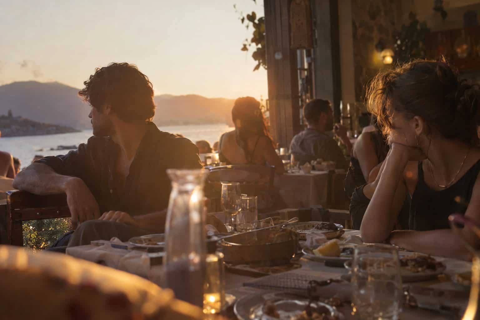 Δύο άνθρωποι στον καναπέ κοιτούν ο ένας τον άλλον με ήρεμο βλέμμα, συμβολικό δίδυμο στοιχείο για το άρθρο.