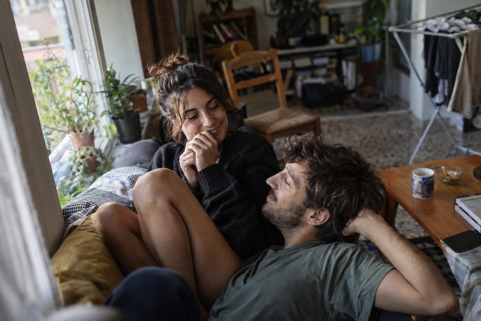 Τα σύμβολα Δίδυμοι και Ζυγός εμφανίζονται δίπλα-δίπλα με καρδιά στο κέντρο, συμβολίζοντας αγάπη, επικοινωνία και ισορροπία.