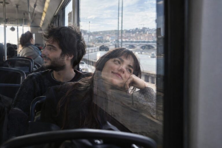 Δίδυμοι και Τοξότης απεικονίζονται ως δύο άτομα με τόξο σε ουράνιο φόντο, συνδέοντας τη συμβατότητα στη σχέση.