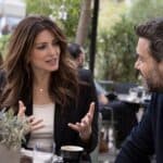 Γυναίκα και άνδρας σε εξωτερικό τραπέζι καφέ σε ήσυνο δρόμο στο Μαρούσι, ήρεμη συζήτηση· η γυναίκα εξηγεί τα όρια στη σχέση, κόκκινες γραμμές.