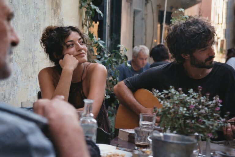 Άτομο σε ζεστό φως, με σύμβολο λέοντα, συνδέει την εικόνα με το πώς αγαπά και τι ζητά.