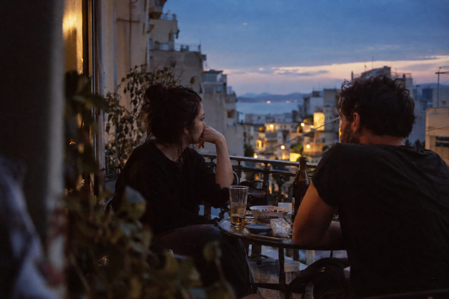 Δύο ζωδιακά σύμβολα, Λέων και Σκορπιός, δίπλα-δίπλα, συνδέουν τη δυναμική μιας σχέσης.