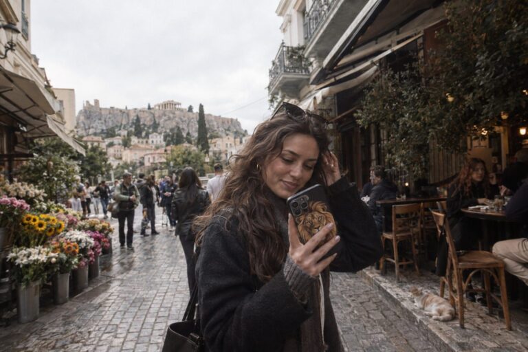 Λέων σε γραφικό με φούσκες συνομιλίας, απεικονίζει τη συμπεριφορά και τα σήματα του Λέοντα στα μηνύματα.