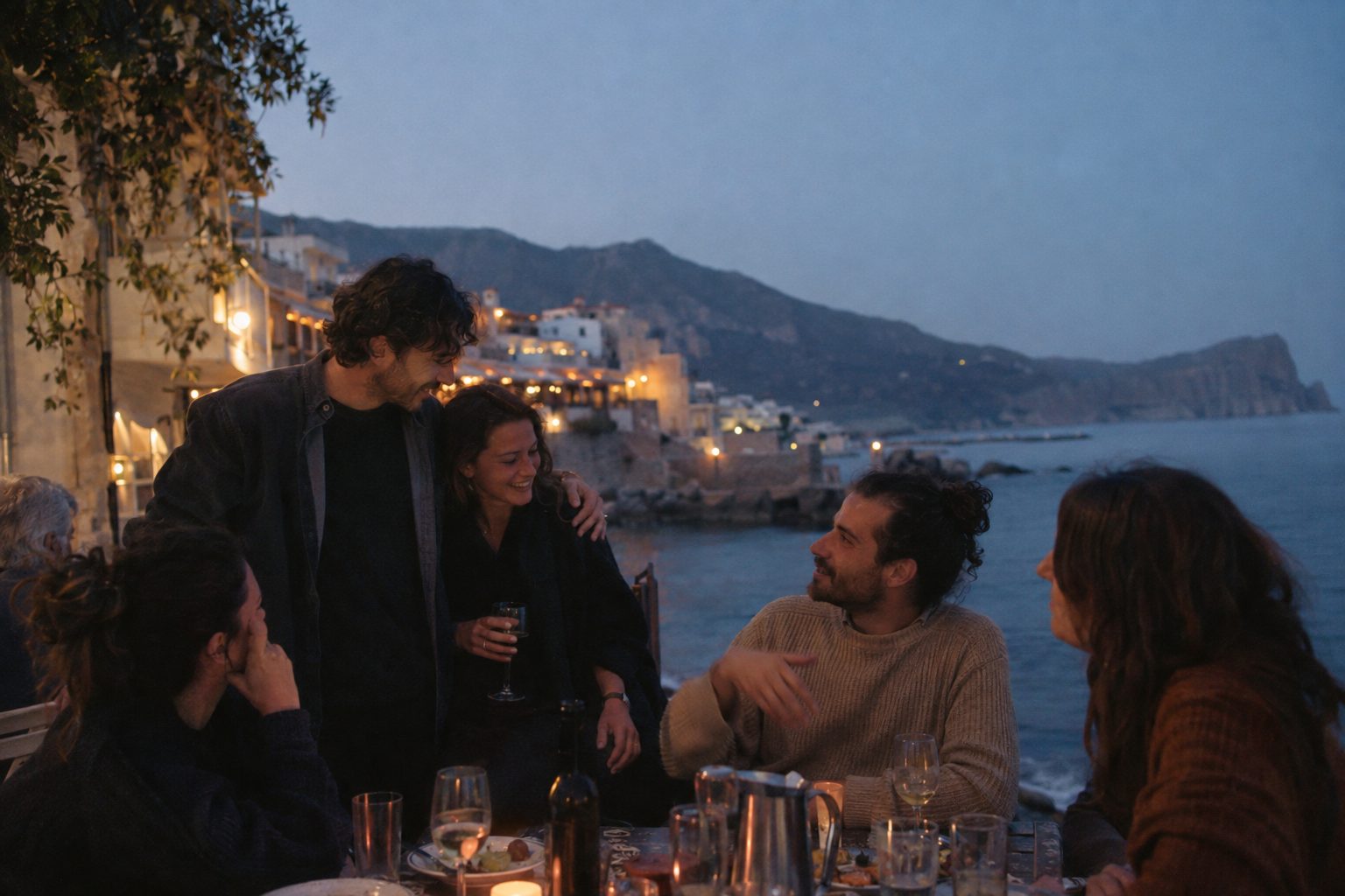 Άτομο χαμογελά και γνωρίζει γρήγορα φίλους, συνδέοντας την εικόνα με σημάδια πρόθεσης ή love bombing.