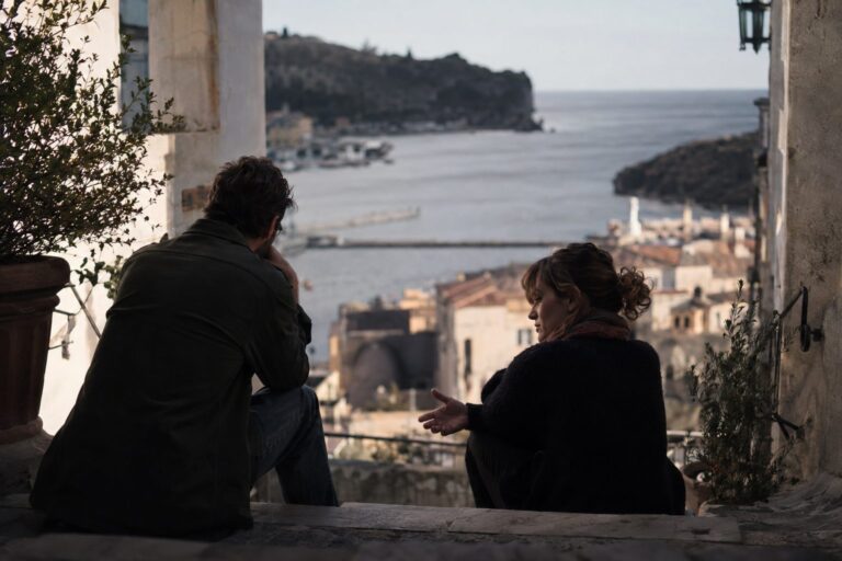 Δύο άτομα κάθονται απέναντι, ανταλλάσσουν απόψεις και συζητούν τη σχέση, προάγοντας ισότητα.