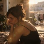 Αστροσκοτεινό φόντο με σύμβολα Ερμή και Σκορπιού και λαμπρά αστέρια, συνδέει παρεξηγήσεις με σχέσεις.