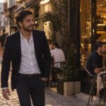 Έλληνας άντρας μέσης ηλικίας περπατά προς εστιατόριο στον Ψυρρή το απόγευμα, κομψό ντύσιμο για ραντεβού.