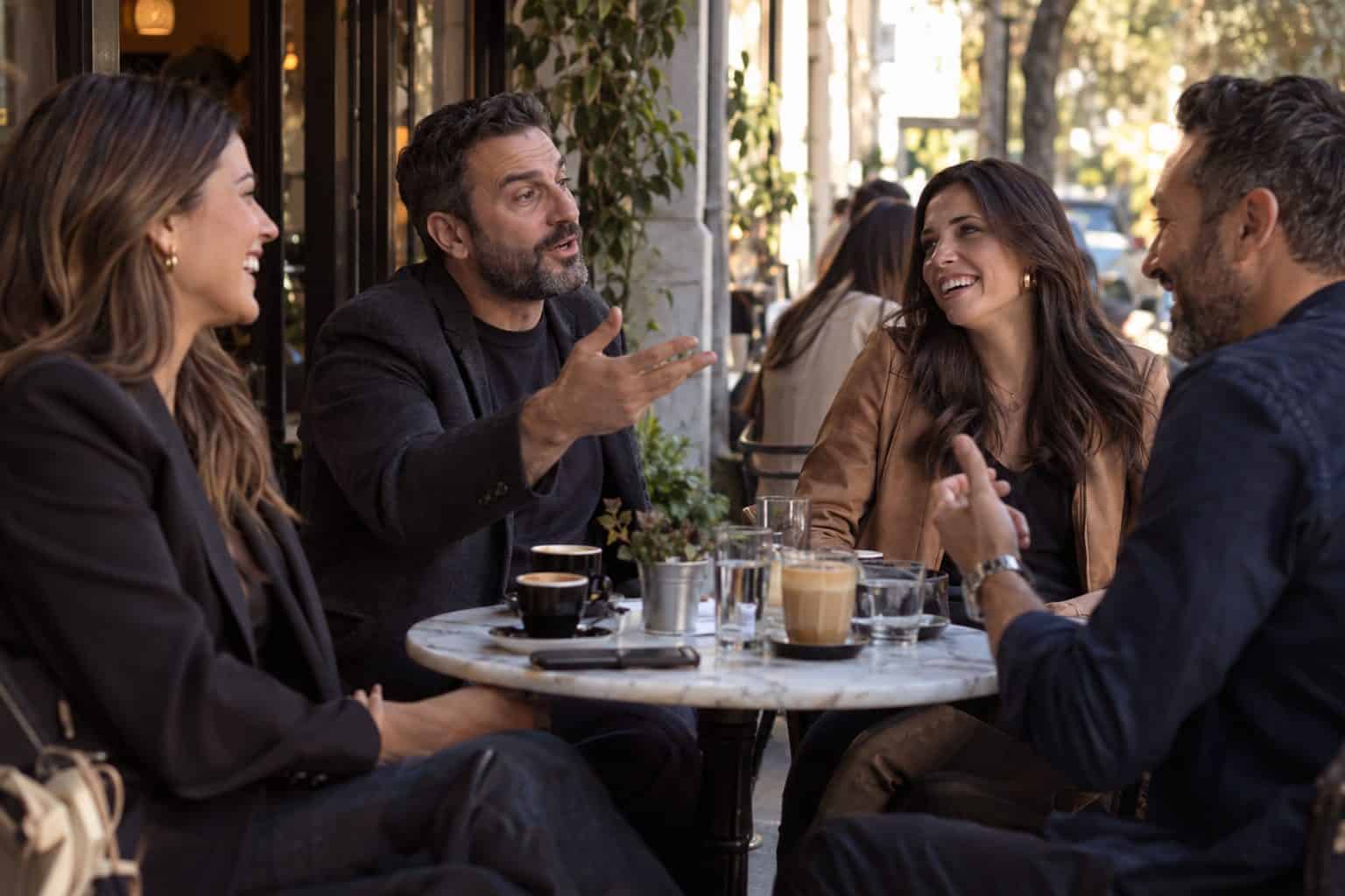 Φίλοι σε καφέ Πανγκράτι, τραπέζι με καφέδες, ένας μιλά, οι άλλοι γελούν, ραντεβού πριν την αποκλειστικότητα.
