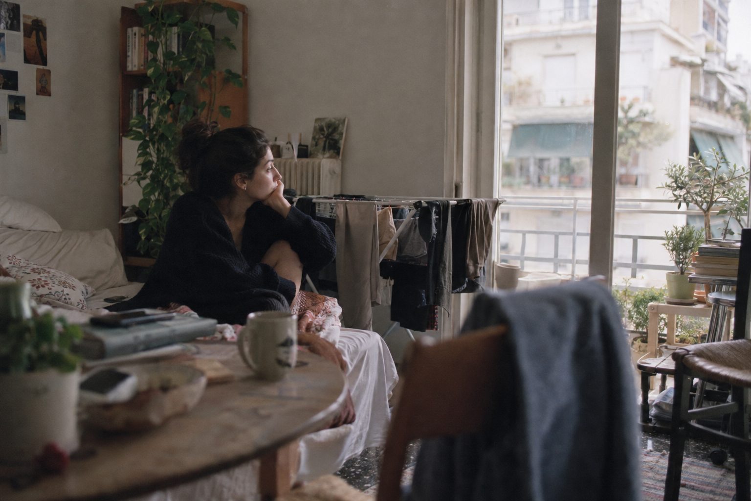 Ζευγάρι κρατάει χέρια σε καθιστικό, δίπλα του τετράδιο με σημάδια δέσμευσης και βήματα για να προχωρήσουν.