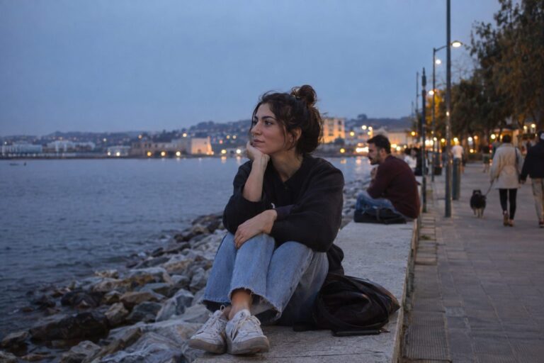 Δύο άνθρωποι κάθονται κοντά και μιλούν για δέσμευση, με σημειώσεις και βήματα στο τραπέζι.
