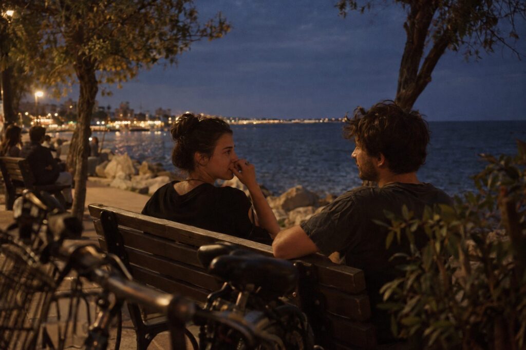 Τοξότης με τόξο και Υδροχόος με σταγόνες νερού, σε γαλάζιο φόντο, υποδηλώνουν ερωτική συμβατότητα.