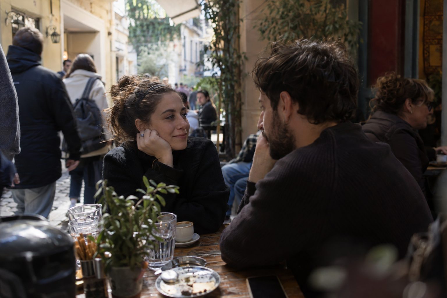 Δύο ζωδιακά σύμβολα, σκορπιός και Αιγόκερως, κοιτάζονται σε γήινο φόντο, συνδέοντας το θέμα σχέσης.