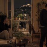 Ζευγάρι αγκαλιάζεται κάτω από αστέρια, ανάδρομη Αφροδίτη και ανάδρομος Ερμής, συνδέοντας τον έρωτα με την Εποχή Σκορπιού.