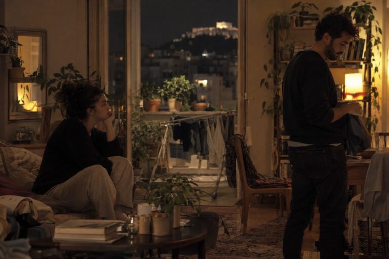 Ζευγάρι αγκαλιάζεται κάτω από αστέρια, ανάδρομη Αφροδίτη και ανάδρομος Ερμής, συνδέοντας τον έρωτα με την Εποχή Σκορπιού.
