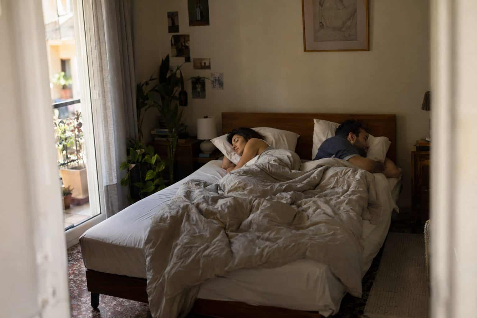 Δύο άτομα κοιμούνται σε κρεβάτι με διαφορετικούς ρυθμούς, ρολόγια, λύσεις για ζευγάρια και συγκατοίκους.