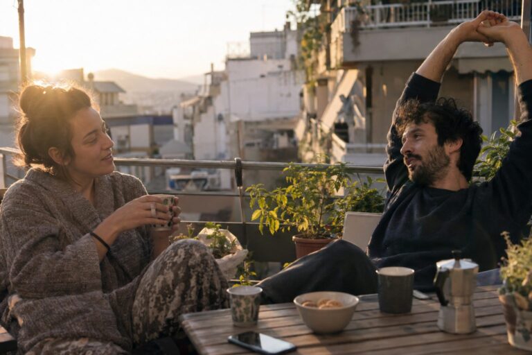 Ζευγάρι με διαφορετικούς ρυθμούς ύπνου: ο ένας κοιμάται, ο άλλος ξυπνάει με ακουστικά.