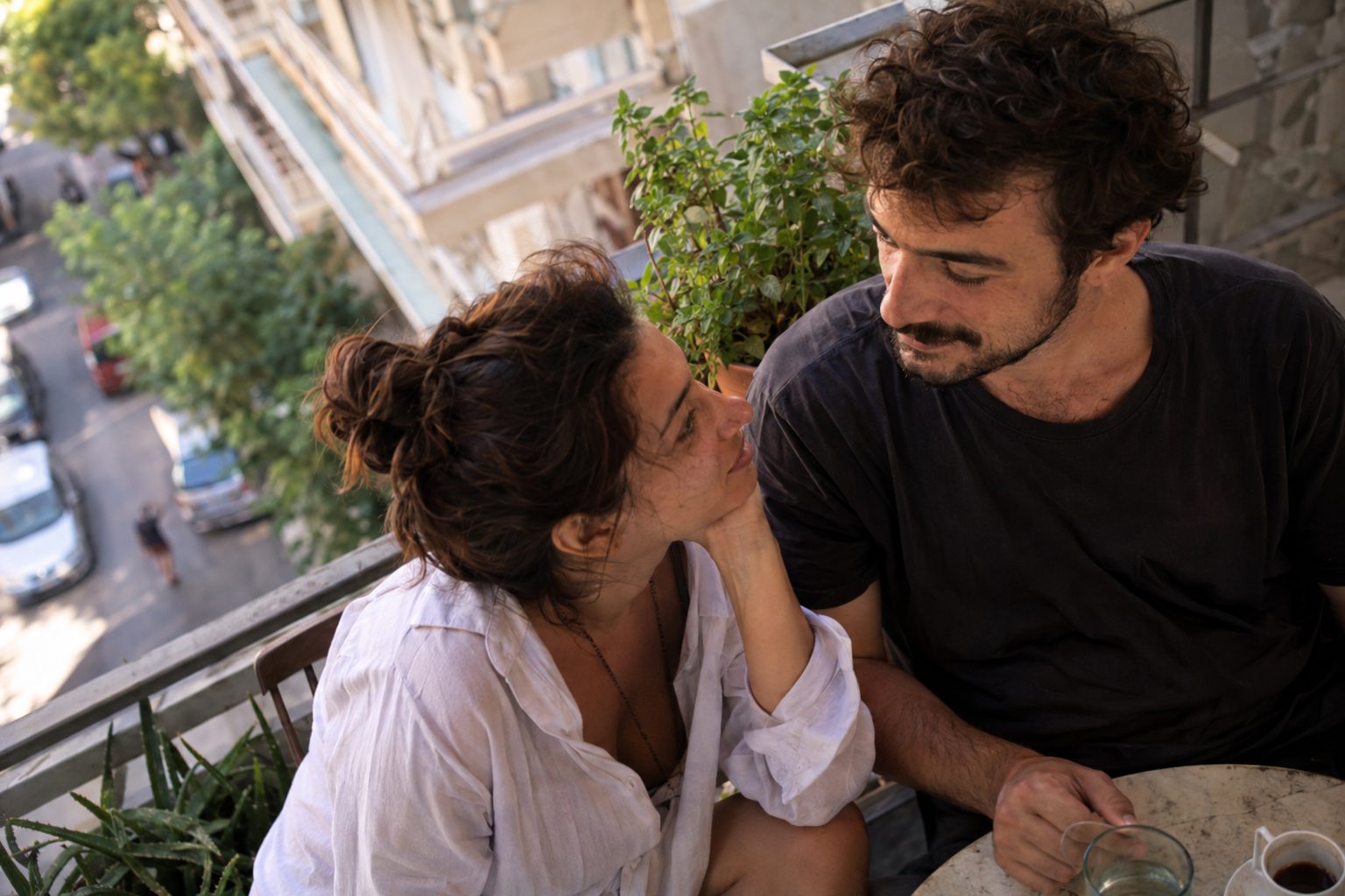 Ταύρος και Λέων εικονίζονται δίπλα με καρδιά στη μέση, σε ζώδιο-κύκλο, συνδέοντας την εικόνα με τη συμβατότητα και πρακτικές συμβουλές.