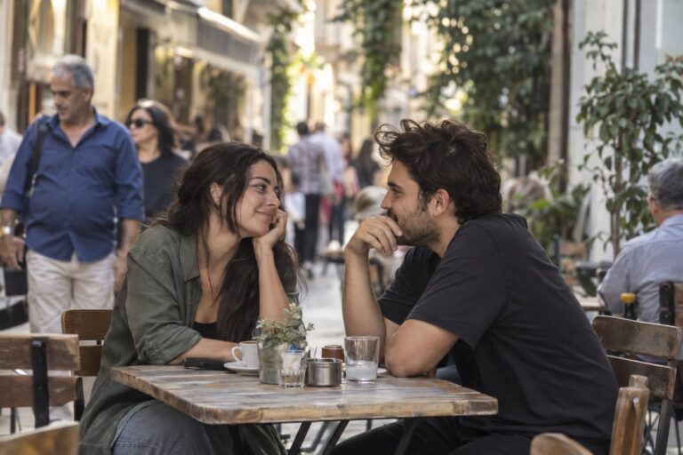 Ζευγάρι αγκαλιά, δίπλα τα σύμβολα Ταύρου και Ιχθύων, συνδέει με πρακτικό οδηγό σχέσης και χημείας.