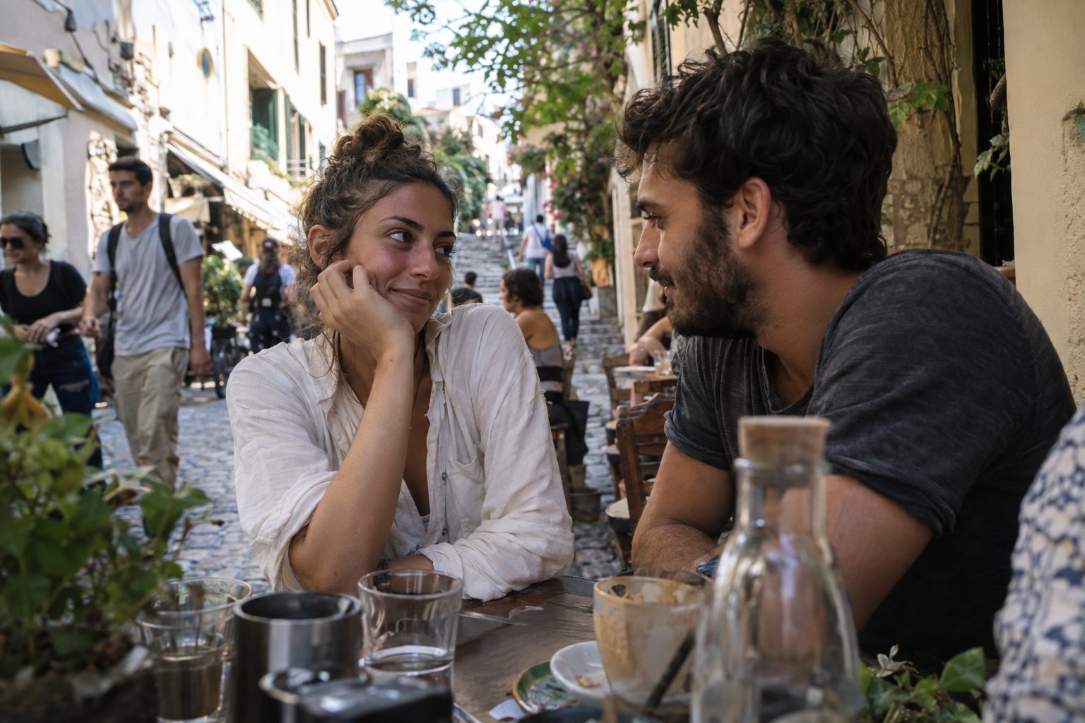 Ζωδιακά σύμβολα Ταύρου και Ιχθύων μπροστά σε απαλό φόντο, συνδέοντας την εικόνα με τη συμβατότητα σχέσης.