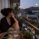 Πανσέληνος στον Ταύρο με αστέρια στο νυχτερινό ουρανό, διακριτικά σύμβολα Αφροδίτης και Ερμή ανάδρομων.