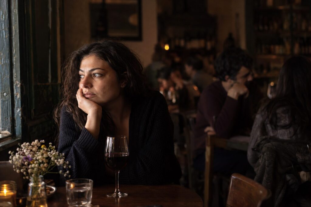 Ζωδιακός κύκλος με σύμβολα Σκορπιού και Ζυγού και ένδειξη ανάδρομης Αφροδίτης, συνδέει με το θέμα.