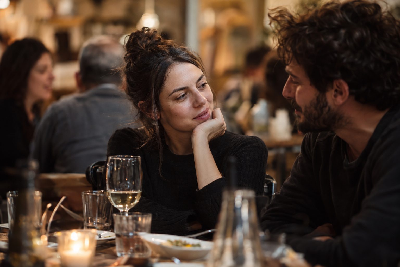 Τα σύμβολα Παρθένος και Ζυγός ακτινοβολούν δίπλα από μια καρδιά, συμβολίζοντας αγάπη και χημεία.