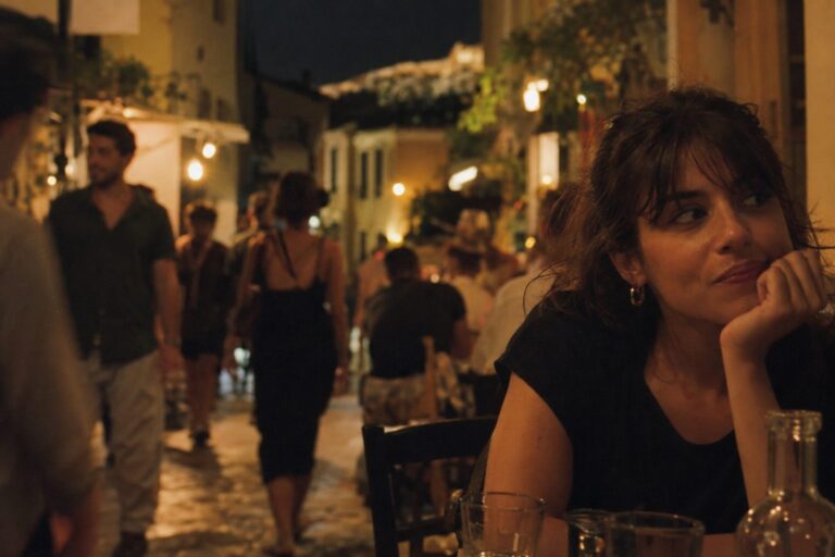 Δύο άτομα σε ελληνικό καφέ μιλούν, ο ένας κοιτάζει το τηλέφωνο, σύνδεση του chalance με το φλερτ.