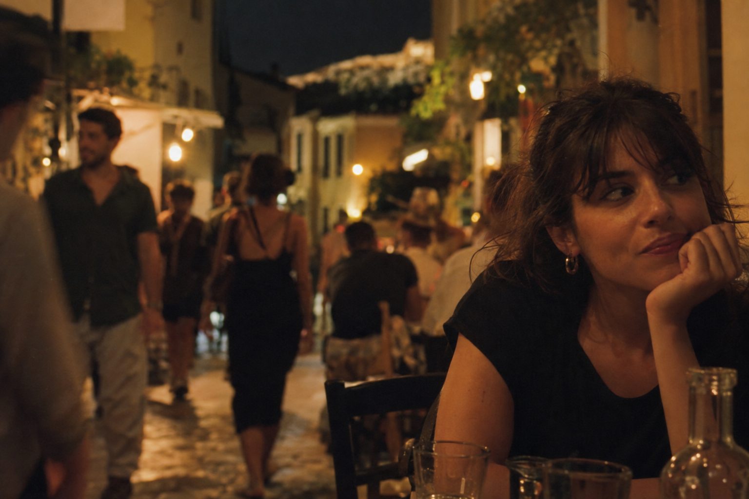 Δύο άτομα σε ελληνικό καφέ μιλούν, ο ένας κοιτάζει το τηλέφωνο, σύνδεση του chalance με το φλερτ.