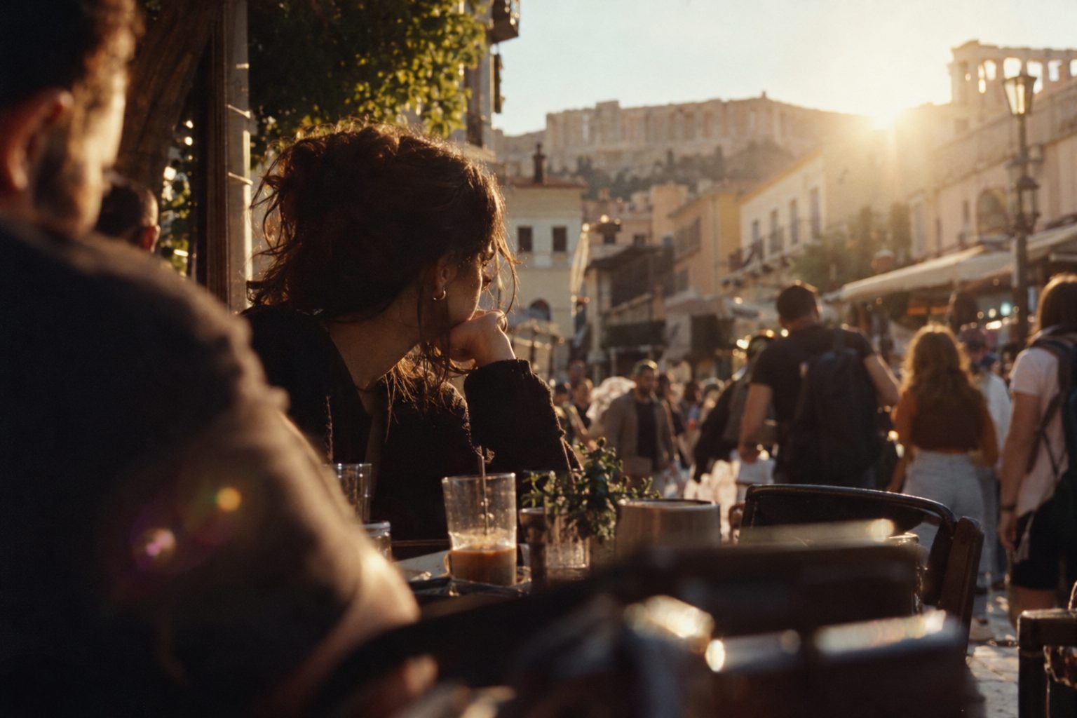 Άτομο κοιτά το κινητό, ζωδιακά σύμβολα εμφανίζονται γύρω του, συνδέοντας ghosting με σχέσεις.